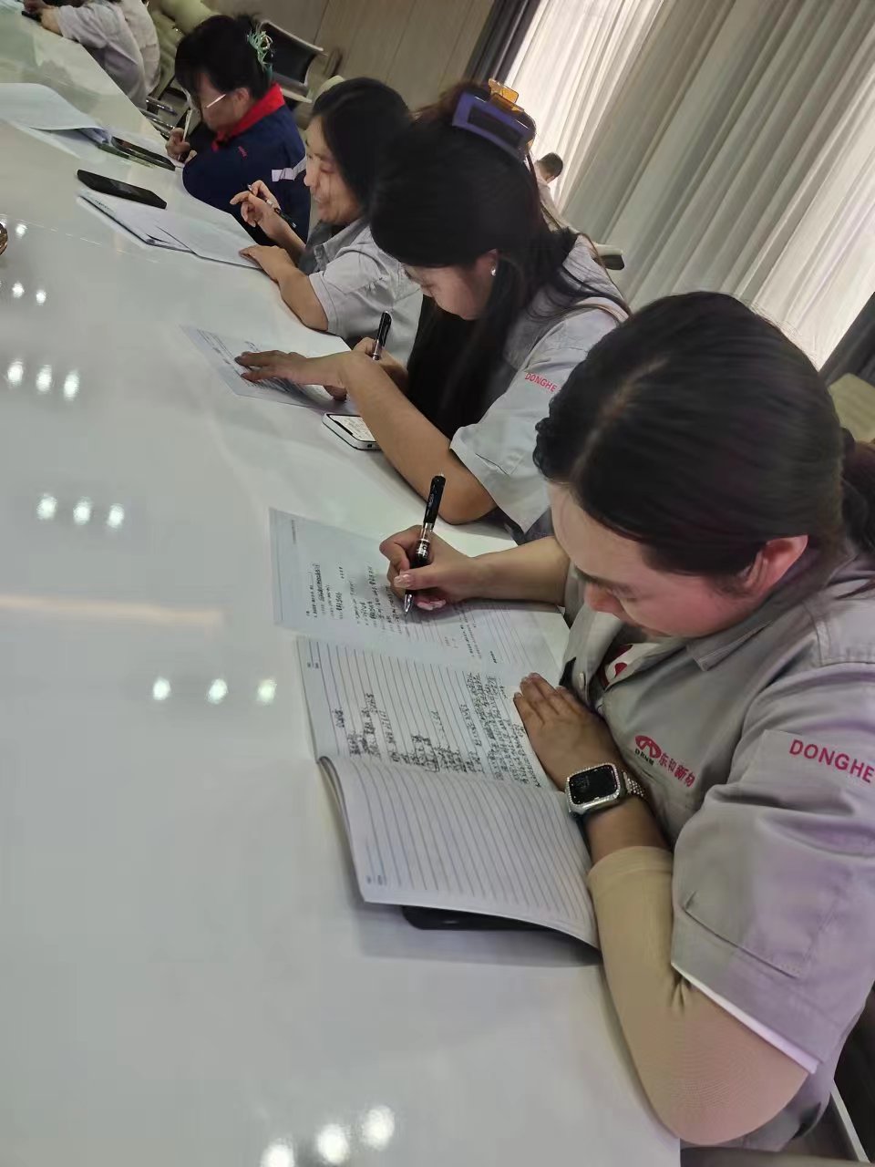 6、現(xiàn)場(chǎng)測(cè)評(píng)環(huán)節(jié)參訓(xùn)人員認(rèn)真答卷.jpg